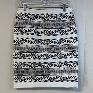 White House Black Market Black & White Embroidered Pencil Skirt Size 2